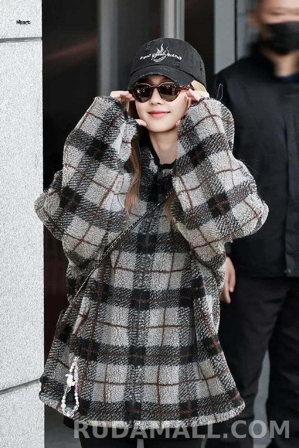 미우미우 미우미우 체크 로고 플리스 자켓 상세 이미지