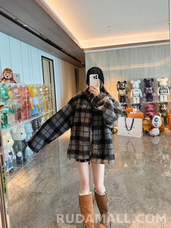 미우미우 미우미우 체크 로고 플리스 자켓 상세 이미지