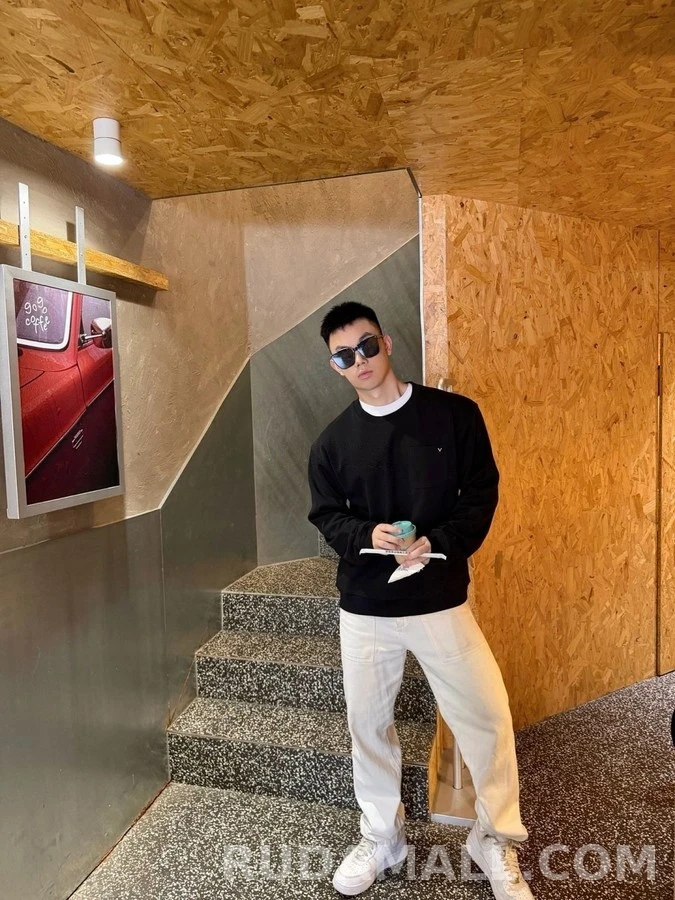 발렌티노 발렌티노 VGOLD 디테일 맨투맨 상세 이미지