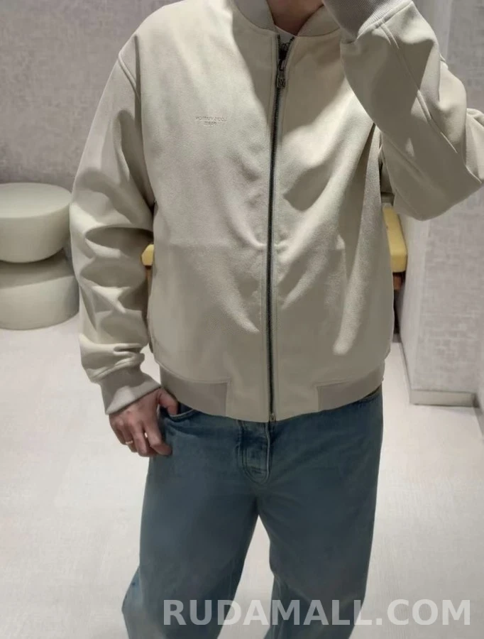 루이비통 루이비통 자수 로고 스웨이드 봄버 자켓 상세 이미지