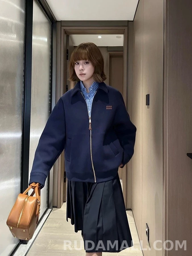 미우미우 미우미우 자수 로고 칼라 집업 상세 이미지