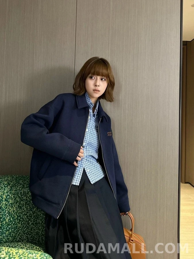 미우미우 미우미우 자수 로고 칼라 집업 상세 이미지