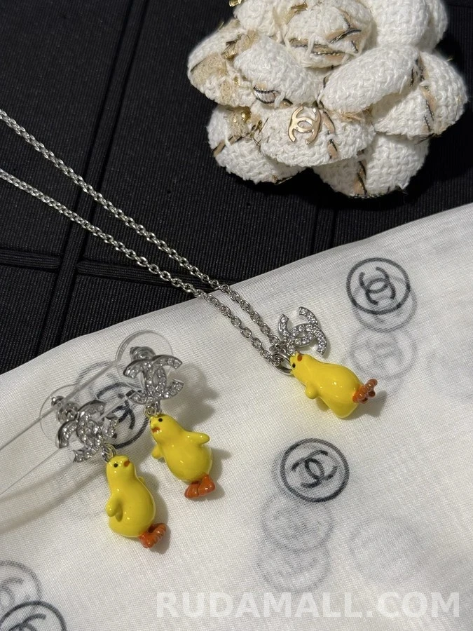 샤넬 샤넬 크리스탈 로고 병아리 펜던트 목걸이 상세 이미지