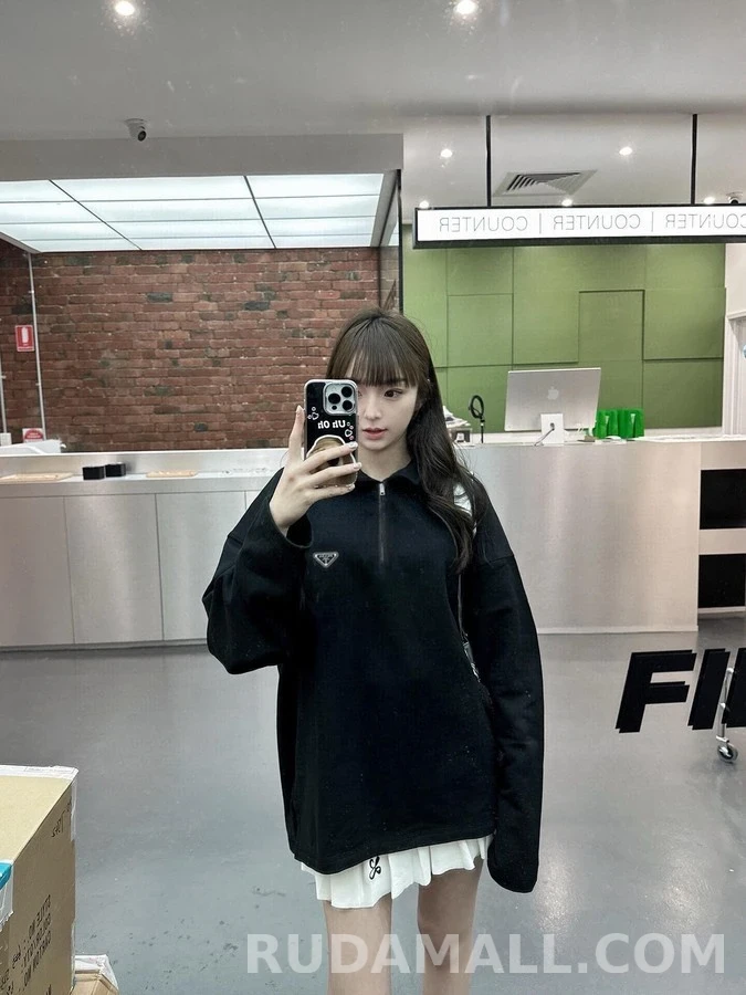 프라다 프라다 삼각 로고 긴팔 폴로 티셔츠 상세 이미지