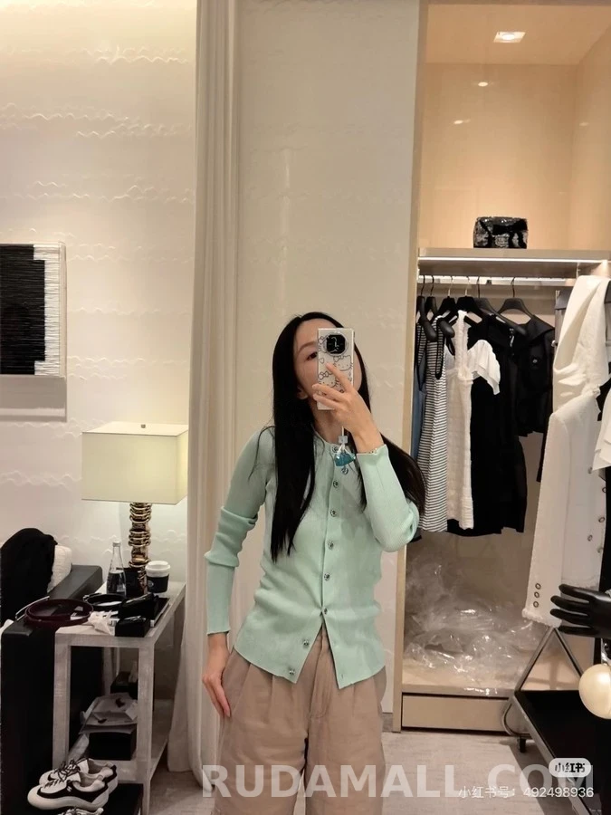 샤넬 샤넬 더블C 메탈 버튼 립 긴팔 티셔츠 상세 이미지