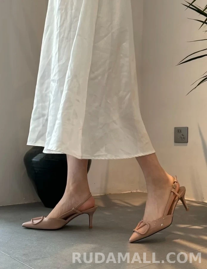 발렌티노 발렌티노 V 로고 페이턴트 슬링백 힐 상세 이미지