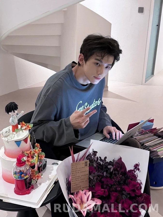 아크네 스튜디오 아크네 스튜디오 Acne Studios 레터링 자수 긴팔 티셔츠 상세 이미지