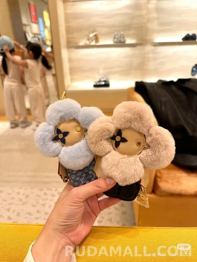 루이비통 루이비통 비비엔 퍼 시퀸 키링 상세 이미지