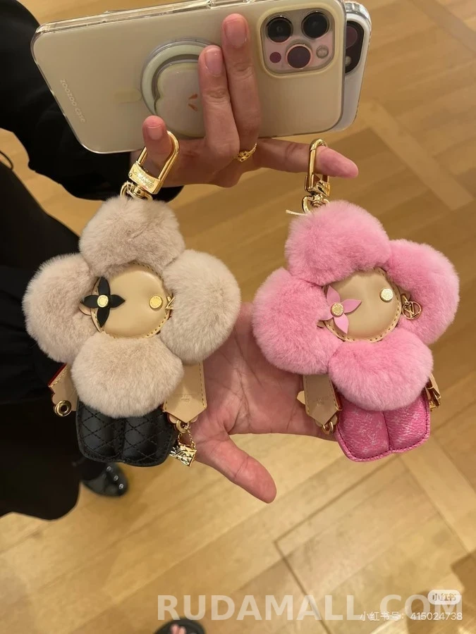 루이비통 루이비통 플러피 모노그램 키링 상세 이미지