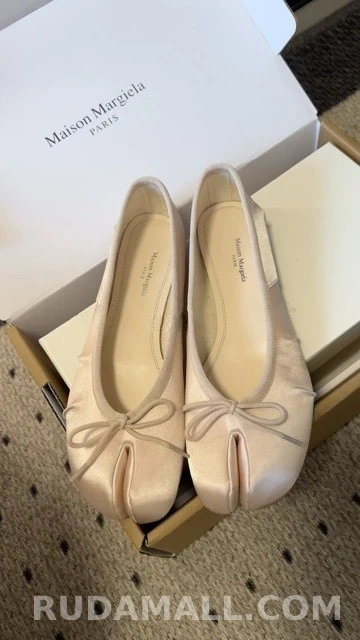 메종 마르지엘라 메종마르지엘라 새틴 보우 타비 플랫 상세 이미지