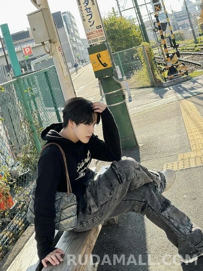 생로랑 세인트로랑 로고 플록 프린트 후드티 상세 이미지
