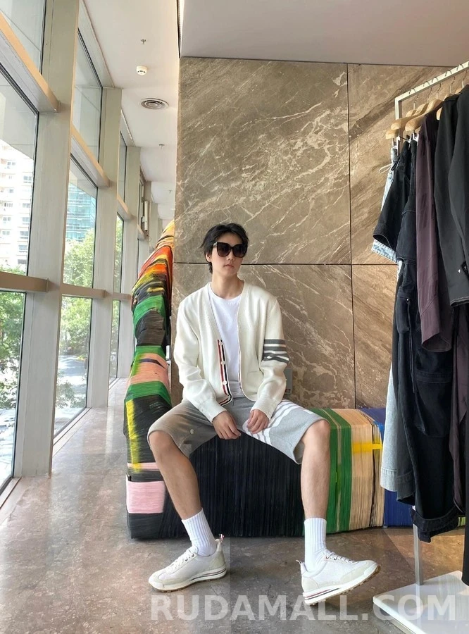 톰브라운 톰브라운 포바 스트라이프 브이넥 가디건 상세 이미지