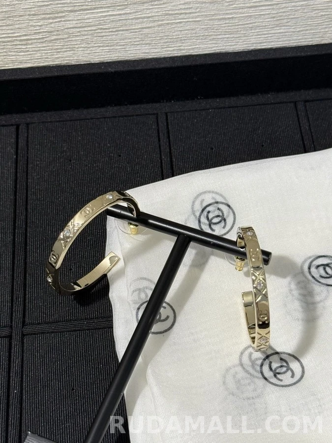 샤넬 샤넬 퀼팅 로고 크리스탈 후프 귀걸이 상세 이미지