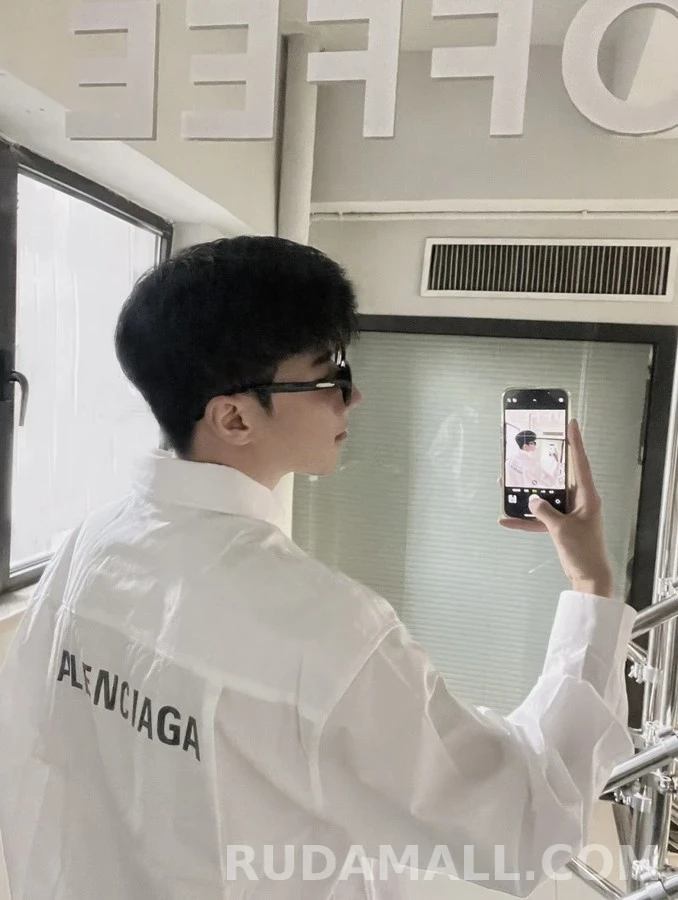 발렌시아가 발렌시아가 클래식 후면 로고 셔츠 상세 이미지