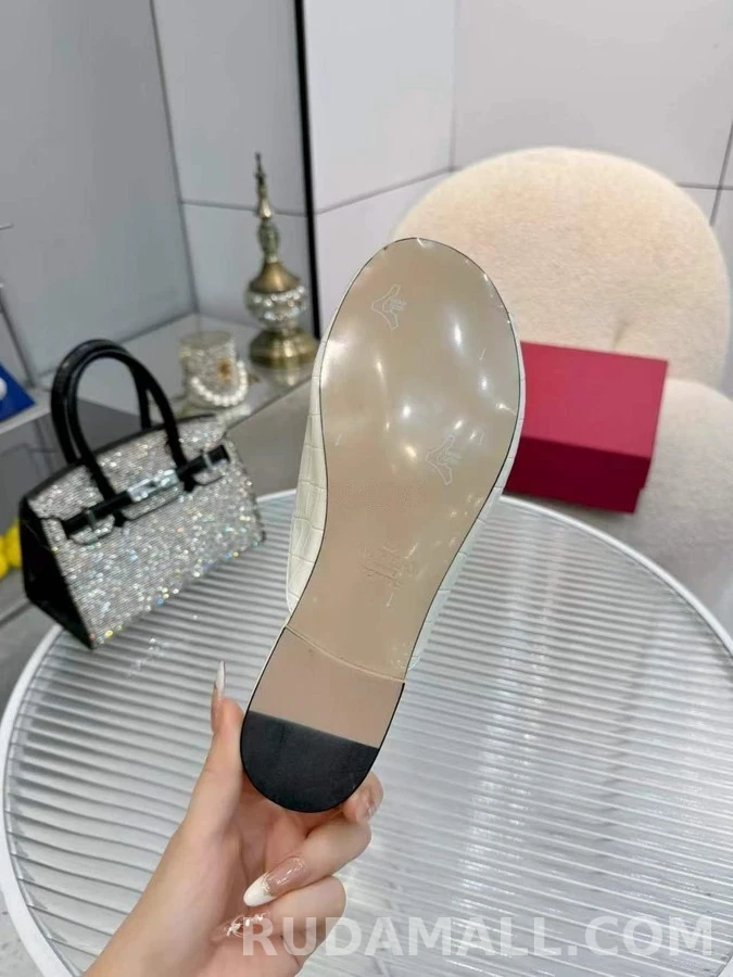 발렌티노 발렌티노 크록 엠보싱 메탈 로고 뮬 샌들 상세 이미지