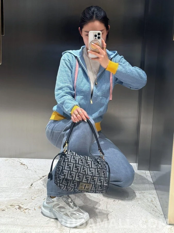펜디 펜디 배색 니트 후드집업 상세 이미지