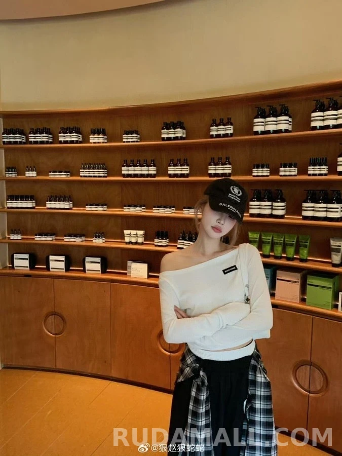 미우미우 미우미우 레터링 로고 오프숄더 긴팔 티셔츠 상세 이미지