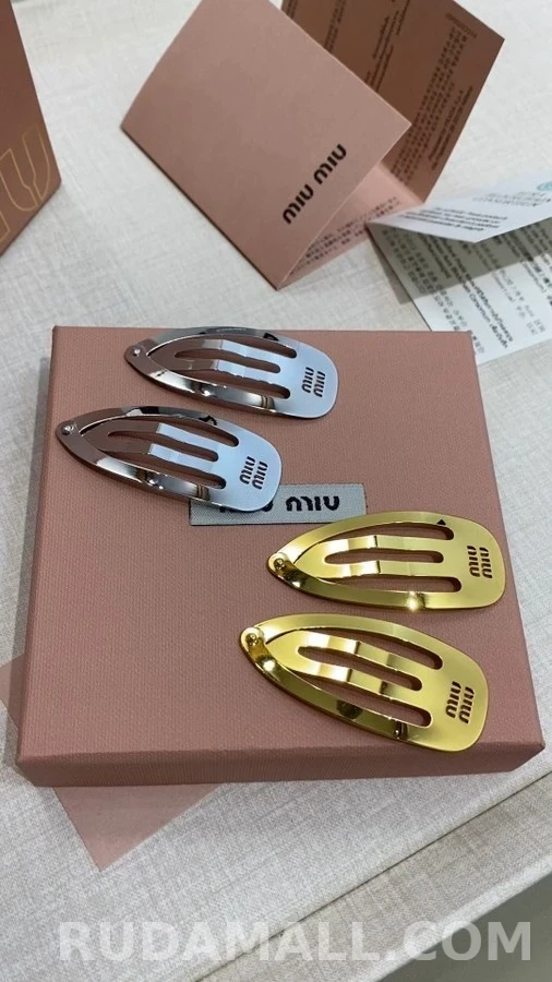 미우미우 미우미우 메탈 레터링 헤어 클립 상세 이미지