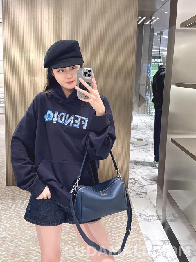 펜디 펜디 자수 핸드페인팅 로고 후드티 상세 이미지