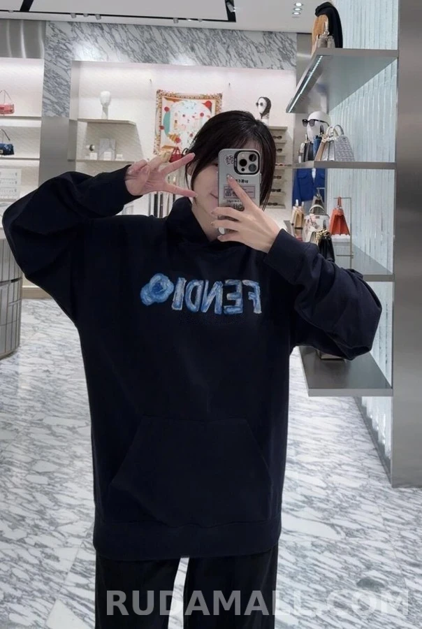 펜디 펜디 자수 핸드페인팅 로고 후드티 상세 이미지