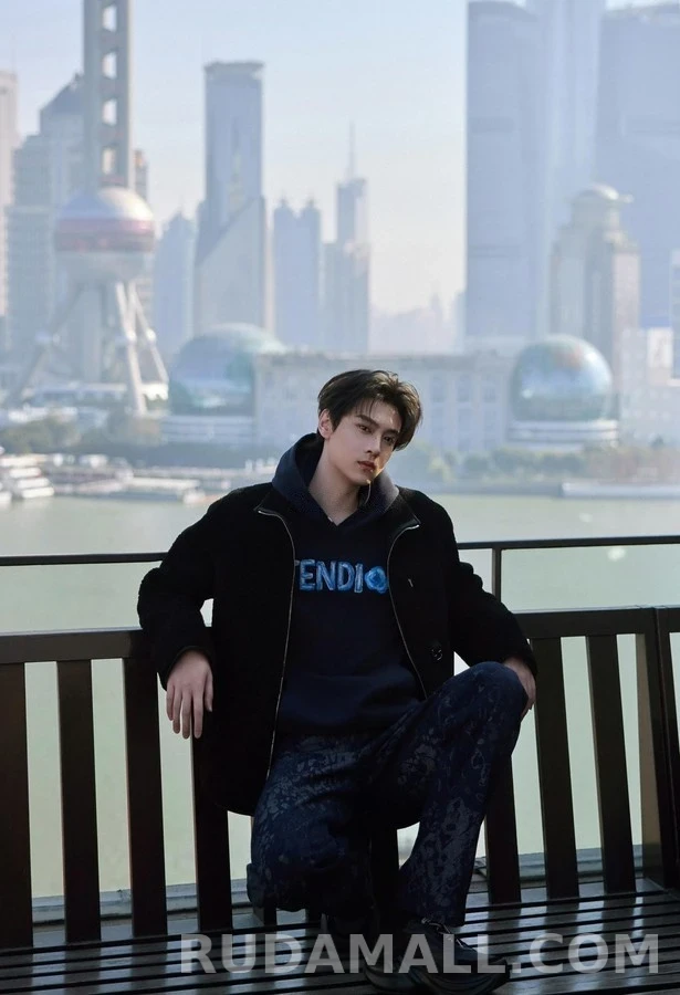 펜디 펜디 자수 핸드페인팅 로고 후드티 상세 이미지