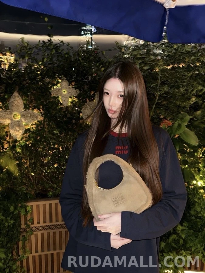 미우미우 미우미우 레터링 로고 배색 긴팔 티셔츠 상세 이미지