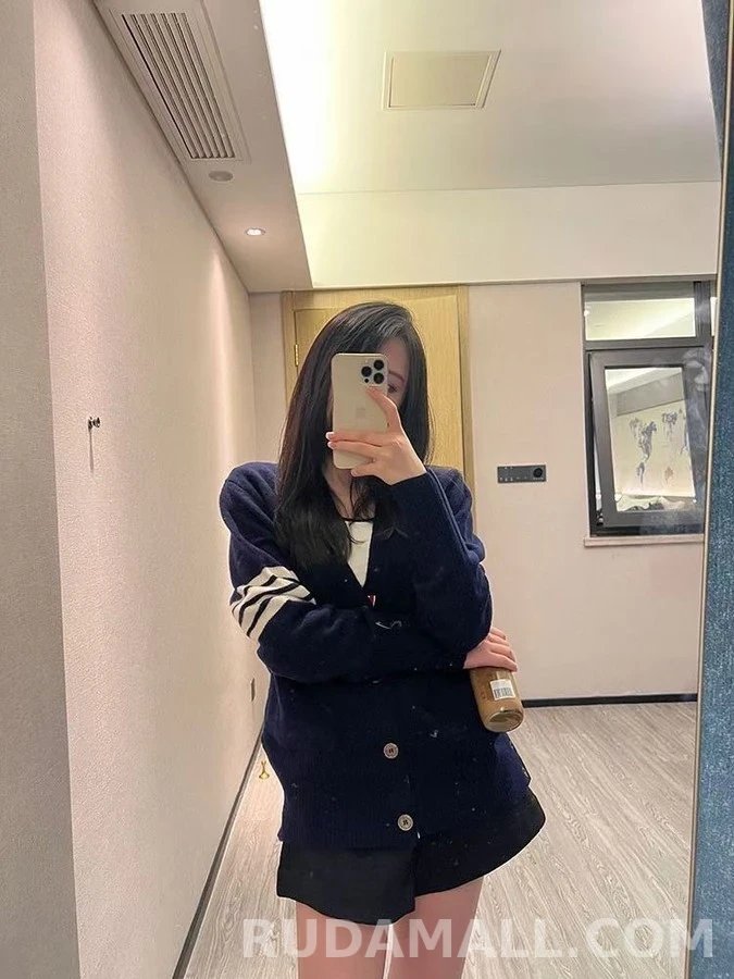 톰브라운 톰브라운 4바 스트라이프 브이넥 가디건 상세 이미지