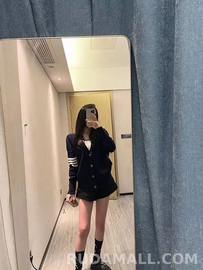 톰브라운 톰브라운 4바 스트라이프 브이넥 가디건 상세 이미지