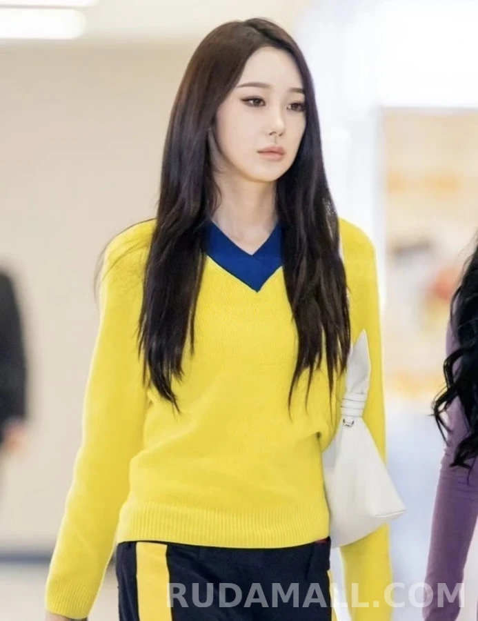 로에베 로에베 V넥 배색 자수 니트 상세 이미지
