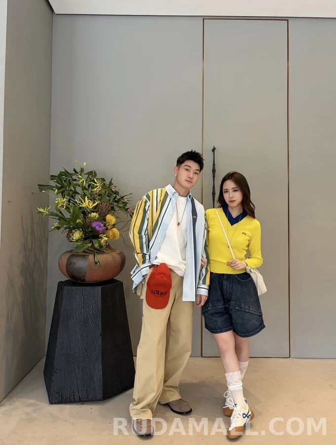 로에베 로에베 V넥 배색 자수 니트 상세 이미지