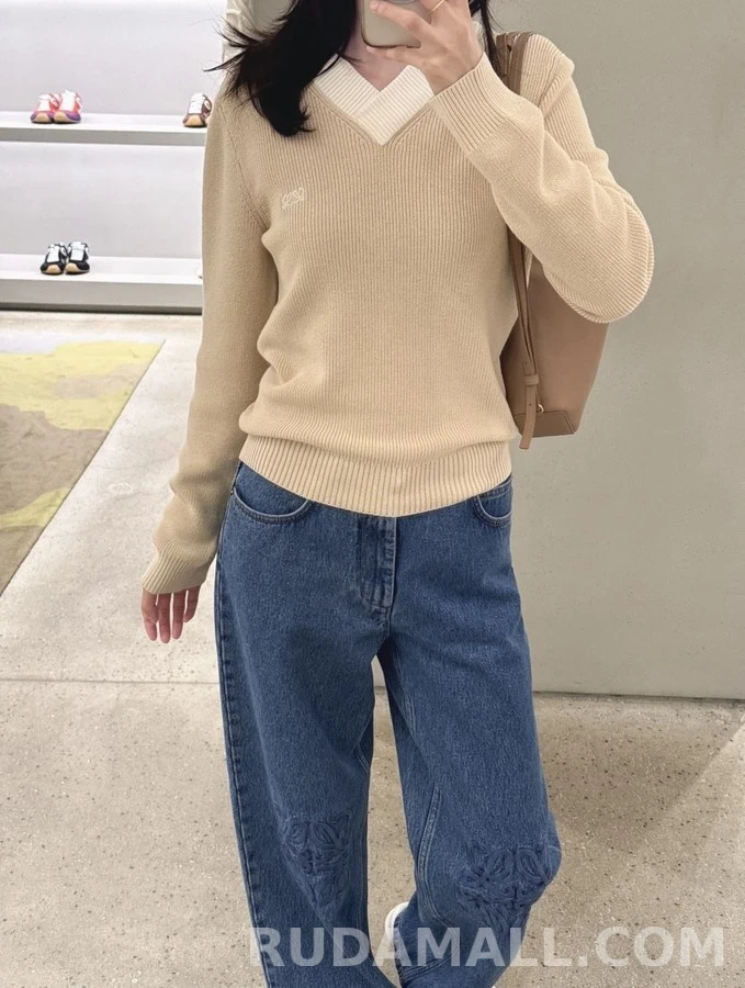 로에베 로에베 V넥 배색 자수 니트 상세 이미지