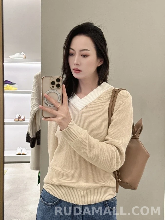 로에베 로에베 V넥 배색 자수 니트 상세 이미지