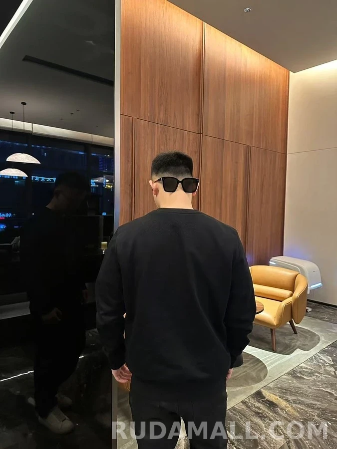 몽클레어 몽클레어 중첩 로고 맨투맨 상세 이미지