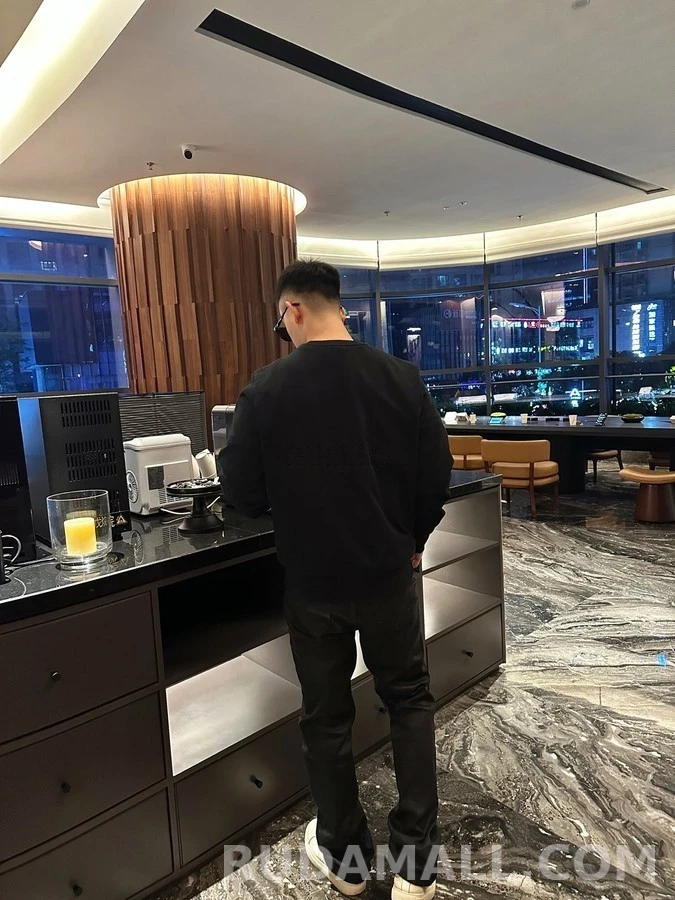 몽클레어 몽클레어 중첩 로고 맨투맨 상세 이미지