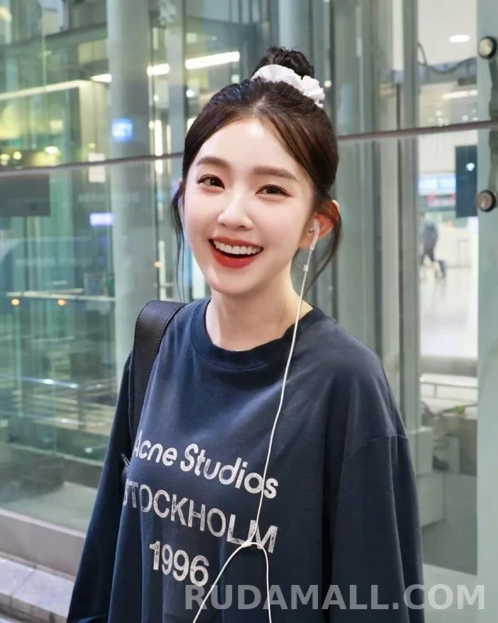 아크네 스튜디오 아크네 스튜디오 레터링 디스트로이드 긴팔 티셔츠 상세 이미지