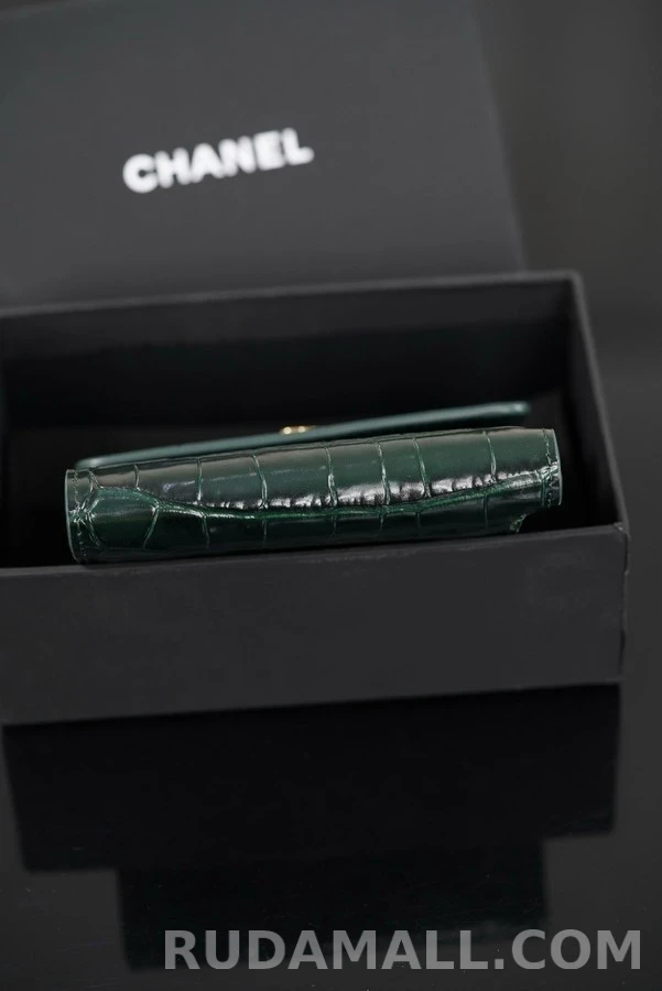 샤넬 샤넬 클래식 에메랄드 엠보스드 크로커다일 스몰 트라이폴드 플랩 지갑 상세 이미지