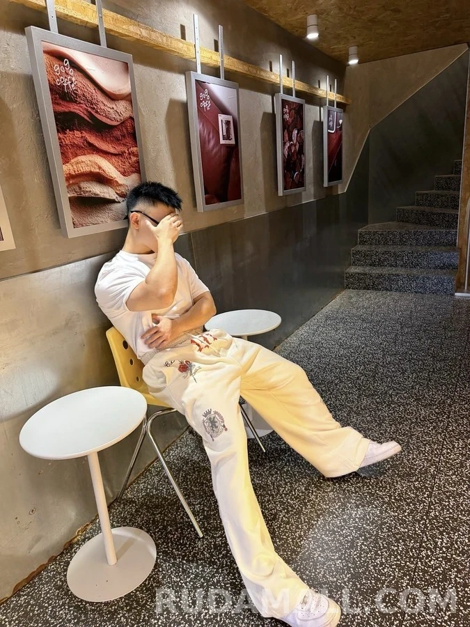 발렌시아가 발렌시아가 타투 그래픽 와이드 트레이닝 팬츠 상세 이미지