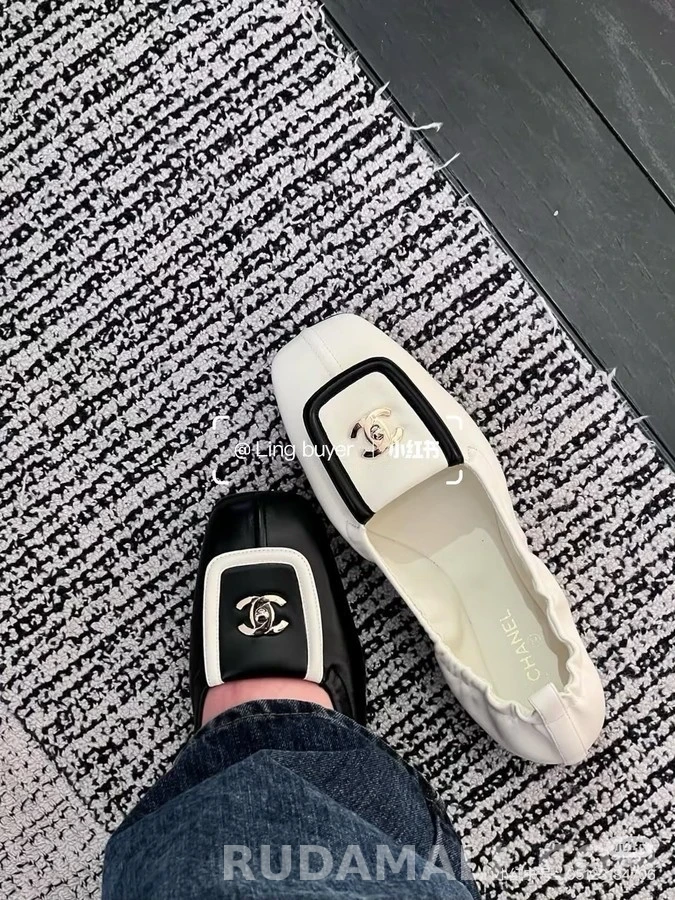 샤넬 샤넬 로고 스퀘어토 플랫 상세 이미지