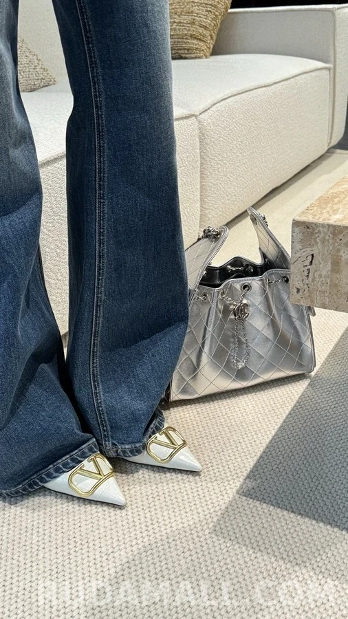 발렌티노 발렌티노 V 로고 악어엠보 슬링백 힐 상세 이미지
