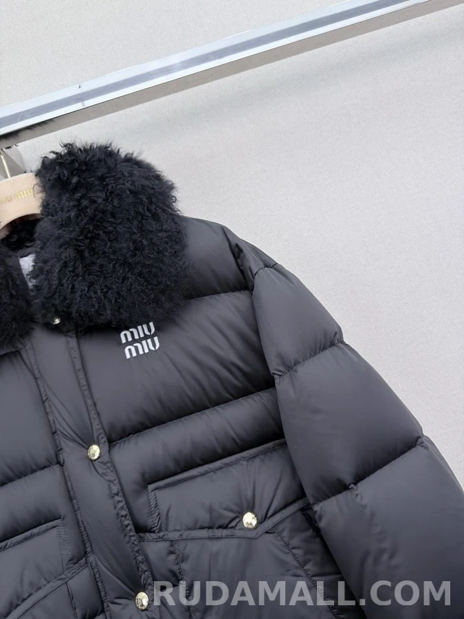 미우미우 미우미우 양털 카라 로고 패딩 자켓 상세 이미지