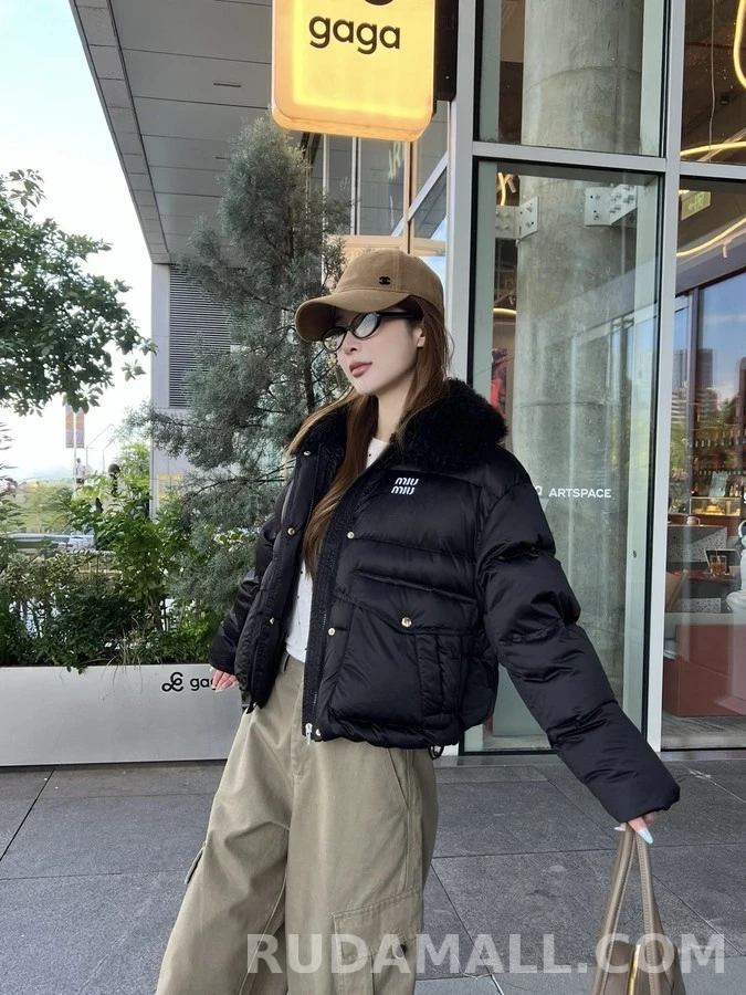 미우미우 미우미우 양털 카라 로고 패딩 자켓 상세 이미지