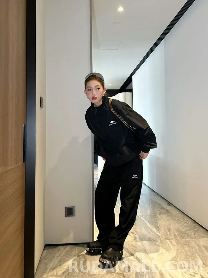 발렌시아가 발렌시아가 하이넥 자수 로고 자켓 상세 이미지