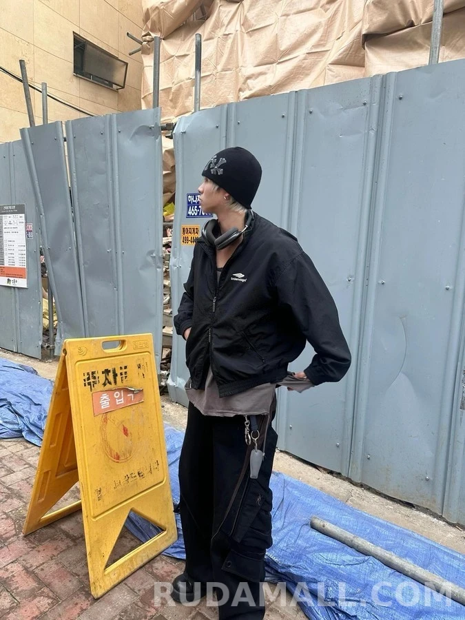 발렌시아가 발렌시아가 하이넥 자수 로고 자켓 상세 이미지