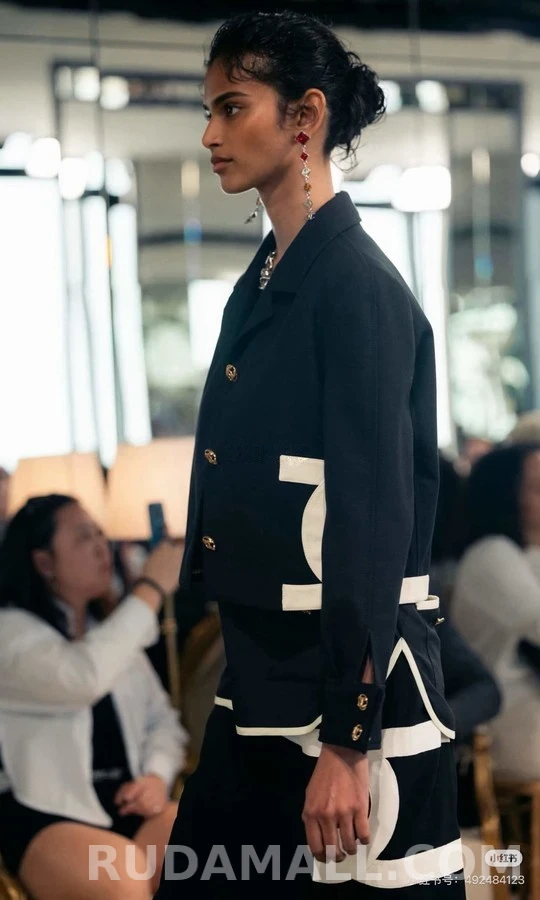 샤넬 샤넬 로고 패치 크롭 자켓 상세 이미지