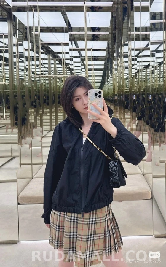 버버리 버버리 전사 로고 후드 바람막이 상세 이미지