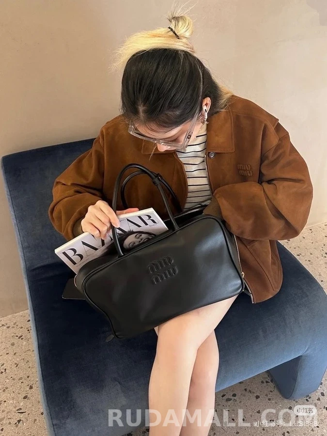 미우미우 미우미우 엠보싱 로고 스웨이드 자켓 상세 이미지