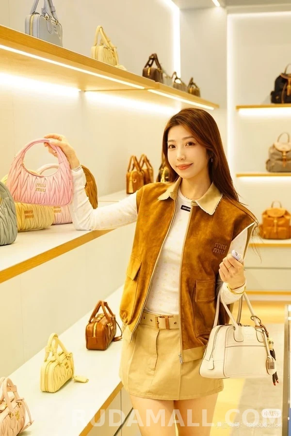 미우미우 미우미우 배색 카라 레터링 스웨이드 슬리브리스 상세 이미지