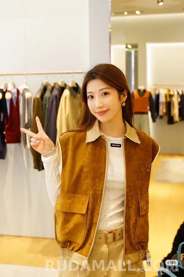미우미우 미우미우 배색 카라 레터링 스웨이드 슬리브리스 상세 이미지