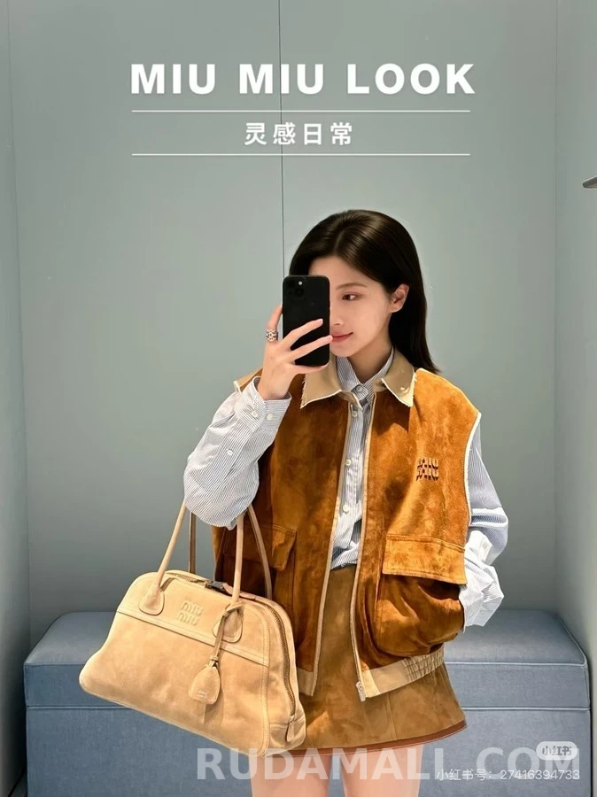 미우미우 미우미우 배색 카라 레터링 스웨이드 슬리브리스 상세 이미지