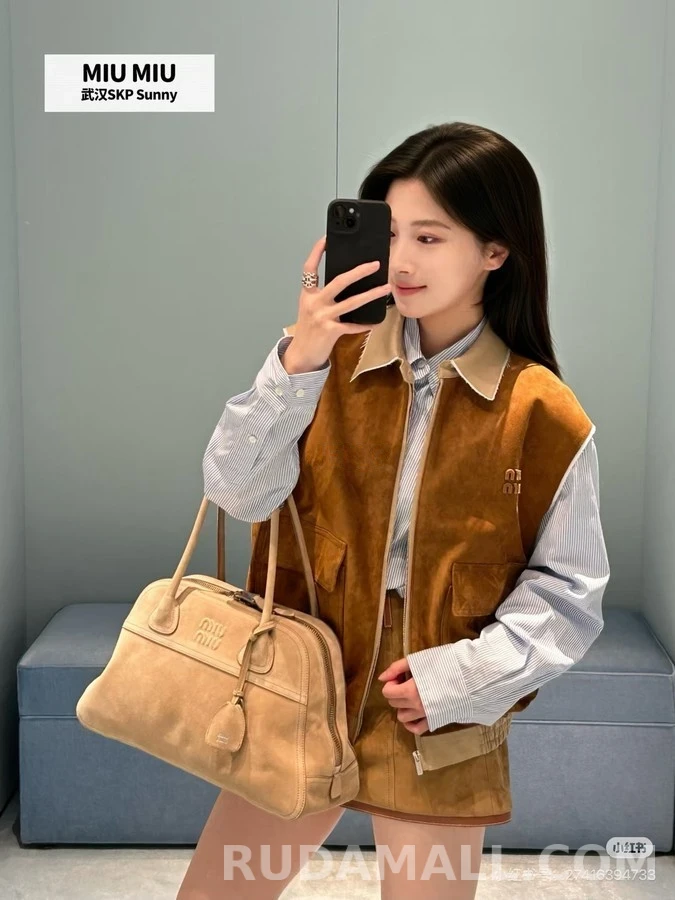 미우미우 미우미우 배색 카라 레터링 스웨이드 슬리브리스 상세 이미지